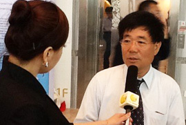 组委会主席辛钟成教授接受多家媒体釆访 组委会主席辛钟成教授接受多家媒体釆访