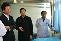 李海松教授与我院专家交流多维汇聚超声技术 李海松教授与我院专家交流多维汇聚超声技术