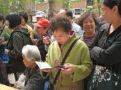 东方博大医院党员志愿服务队服务受居民欢迎 东方博大医院党员志愿服务队服务受居民欢迎